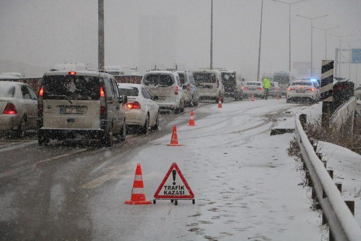 Sivas’ta kar yağışı kazaları da beraberinde getirdi: 2 yaralı G4