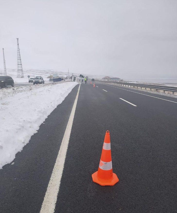 Başkent’te minibüs devrildi: 6 yaralı G3