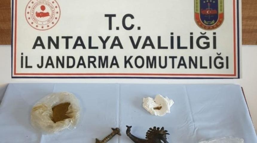 Uyuşturucu bulunan evden 2 adet de tarihi eser çıktı