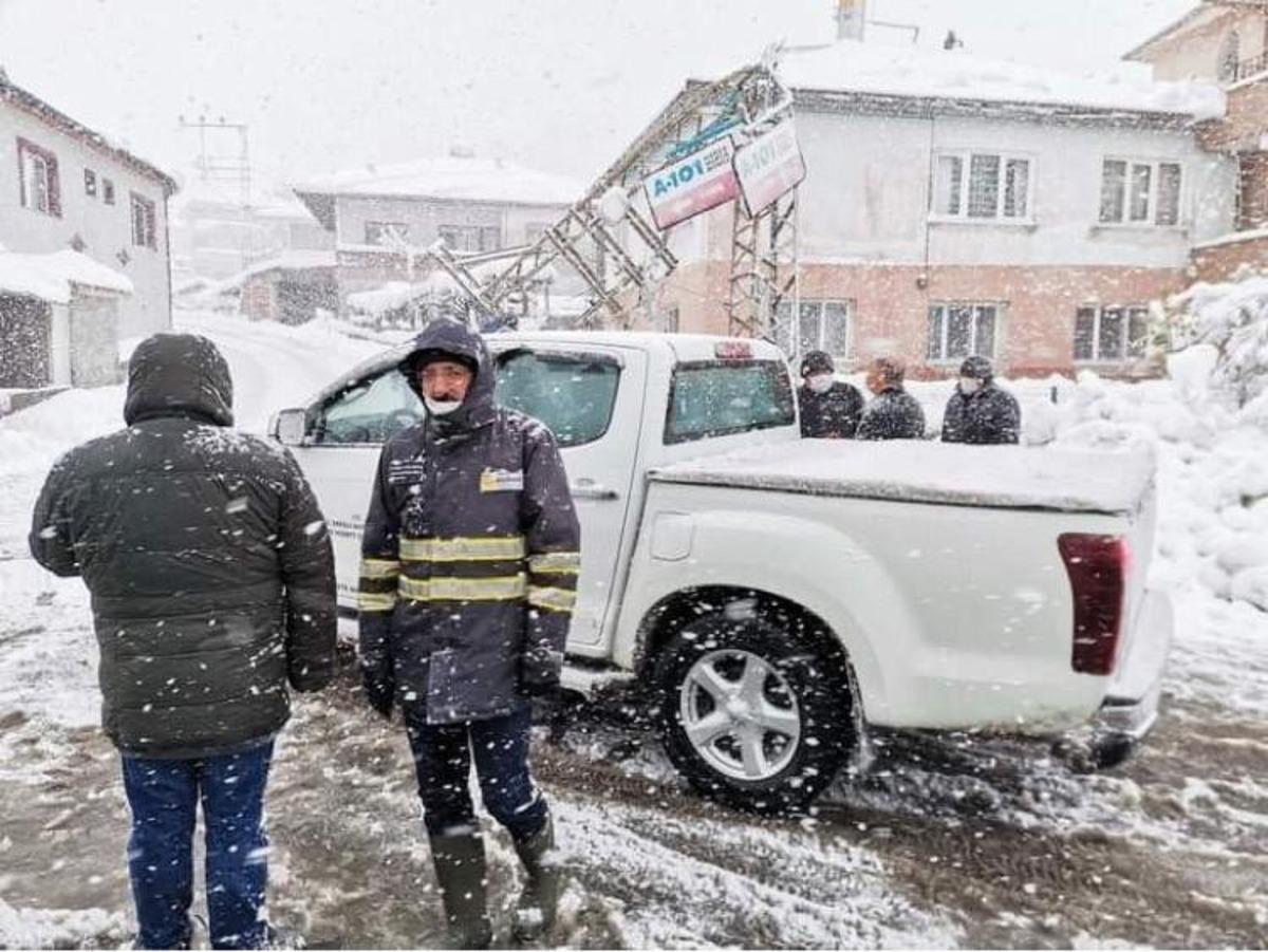 Yıkılan elektrik direkleri i&ccedil;in seferber olundu
