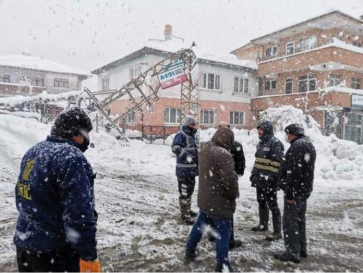Yıkılan elektrik direkleri için seferber olundu G2