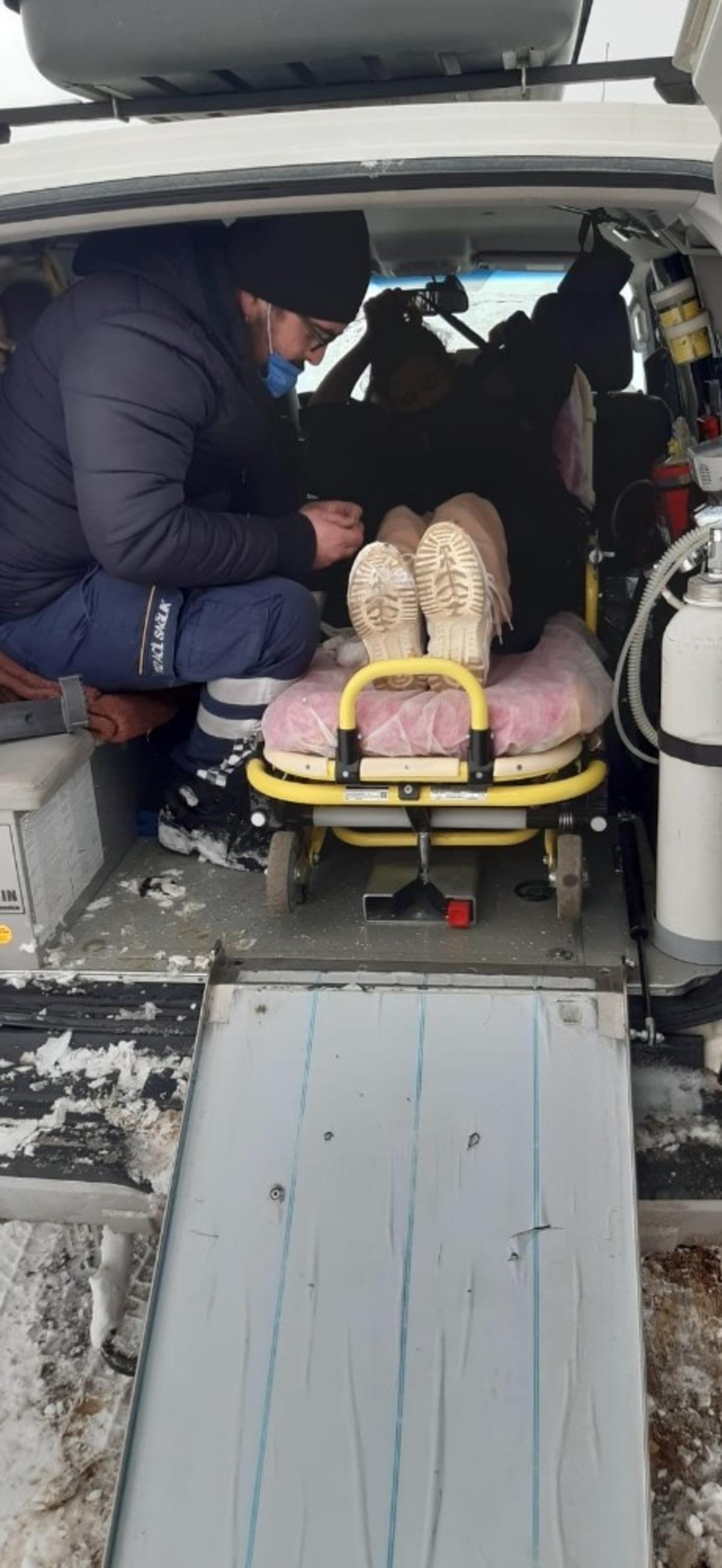 21 yaşındaki gen&ccedil;, paletli ambulansla hastaneye ulaştırıldı