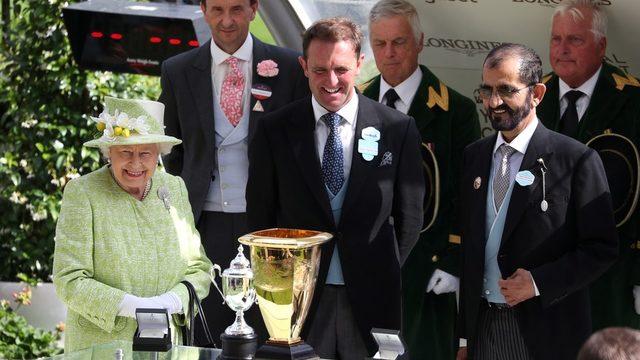 Kraliçe 2. Elizabeth, 2019'da düzenli olarak at yarışlarına katılan Şeyh Muhammed ile (sağdan ikinci).