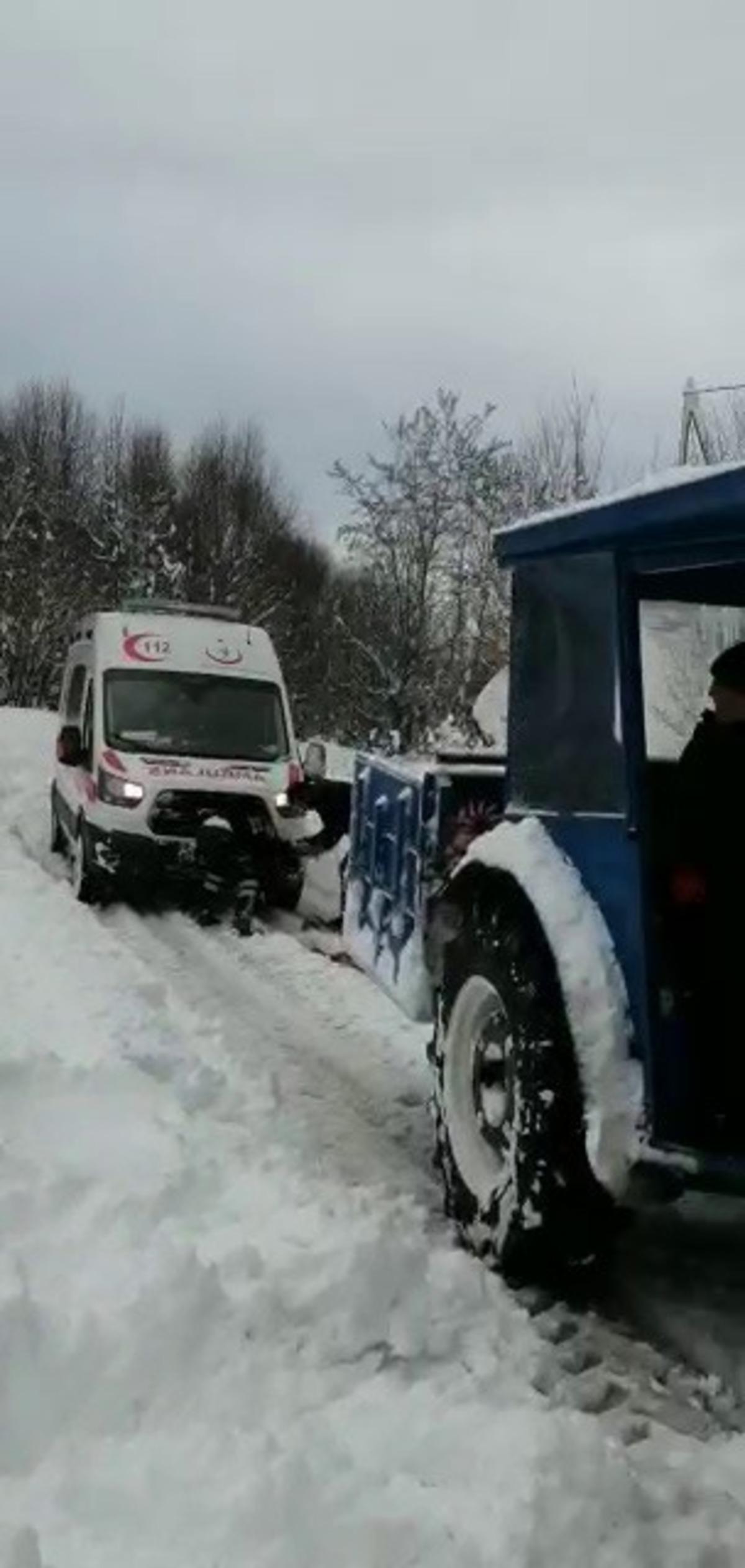 Mahalleli, g&uuml;n i&ccedil;inde kara saplanan 4 ambulansın yardımına koştu