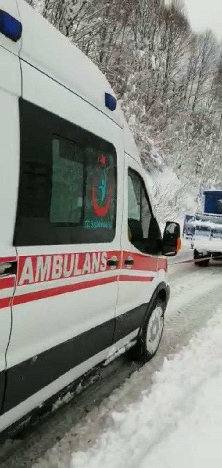Mahalleli, gün içinde kara saplanan 4 ambulansın yardımına koştu G2
