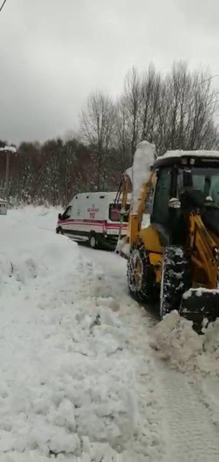 Mahalleli, gün içinde kara saplanan 4 ambulansın yardımına koştu G3