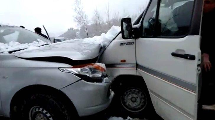 Kamyonet ve işçi servisi kafa kafaya çarpıştı: 2 yaralı G1