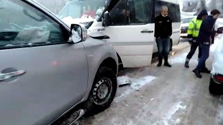 Kamyonet ve işçi servisi kafa kafaya çarpıştı: 2 yaralı G2