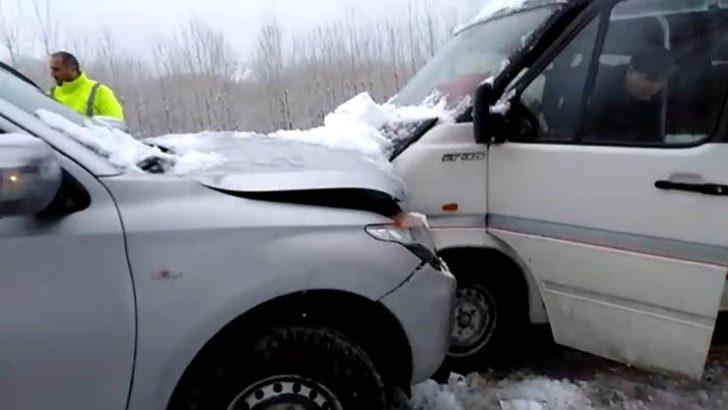 Kamyonet ve işçi servisi kafa kafaya çarpıştı: 2 yaralı G3