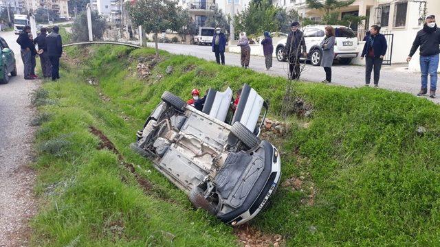 Fethiye’de Otomobilde sıkışan kadını itfaiye kurtardı