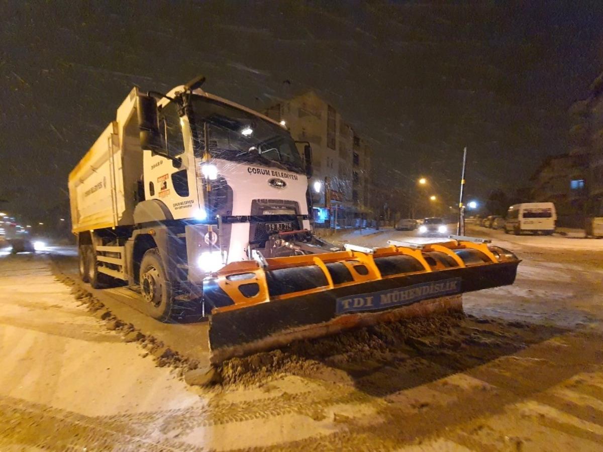 &Ccedil;orum Belediye&rsquo;sinin karla m&uuml;cadele &ccedil;alışması aralıksız s&uuml;r&uuml;yor