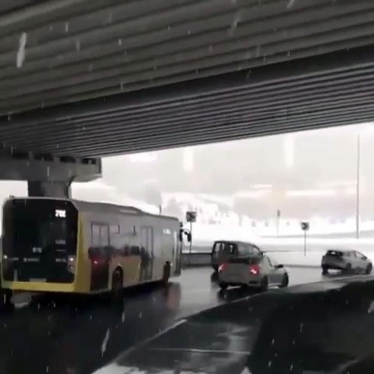 Karlı yolda kayan halk otob&uuml;s&uuml; korku dolu anlar yaşattı