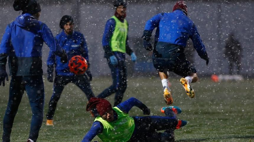 Trabzonspor kar altında çalıştı