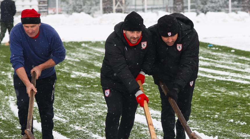 Ertuğrul Sağlam, kar temizledi