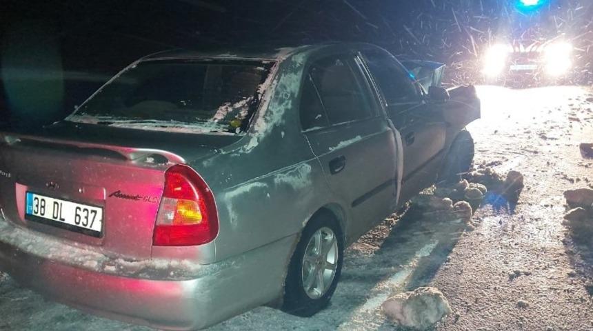 Otomobil tırın altına girdi: 3 yaralı