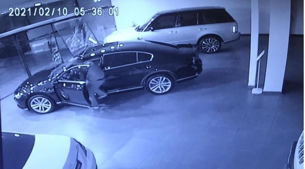 &Ccedil;aldığı l&uuml;ks otomobili geri bırakan hırsız tutuklandı