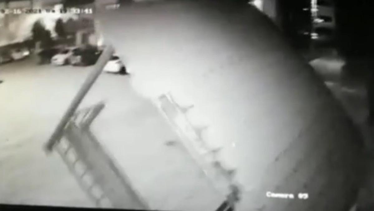 İzmir&rsquo;deki fırtına dehşeti: Sitenin kamelyası havaya u&ccedil;tu