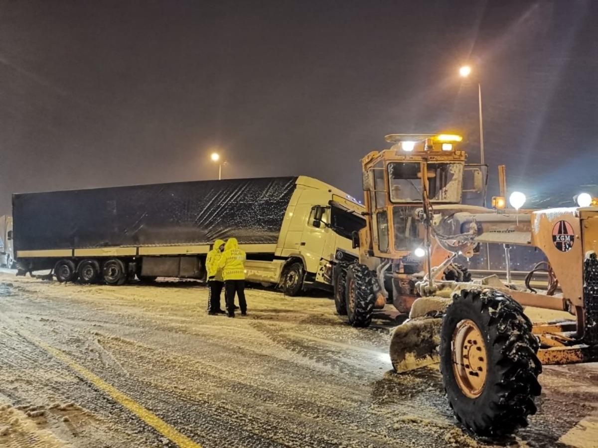 Tır, yolcu otob&uuml;s&uuml; ve otomobil kaza yaptı, yol trafiğe kapandı
