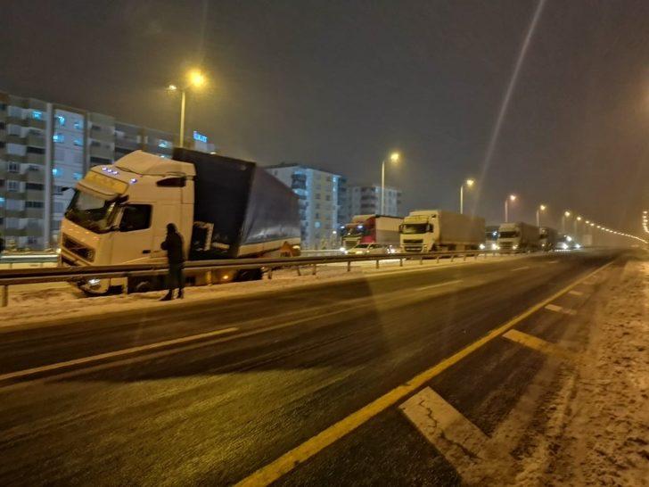 Tır, yolcu otobüsü ve otomobil kaza yaptı, yol trafiğe kapandı G2
