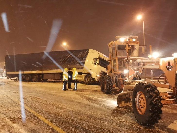 Tır, yolcu otobüsü ve otomobil kaza yaptı, yol trafiğe kapandı G3