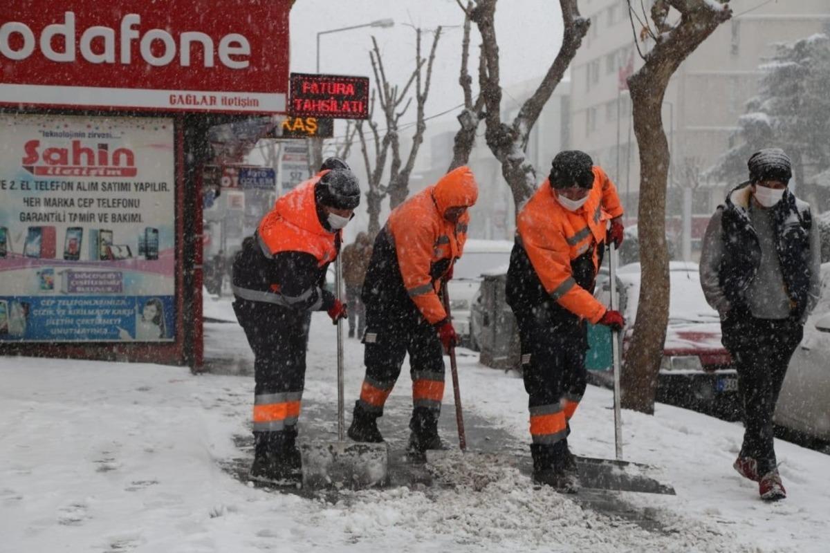 Niğde&rsquo;de karla m&uuml;cadele ekipleri sahada