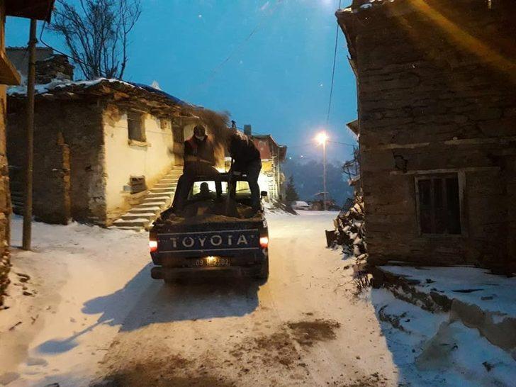 Karacasu Belediyesi yollarda tuzlama çalışması yaptı G2