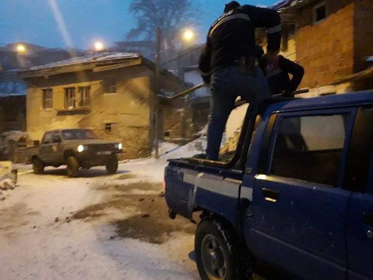 Karacasu Belediyesi yollarda tuzlama çalışması yaptı G3