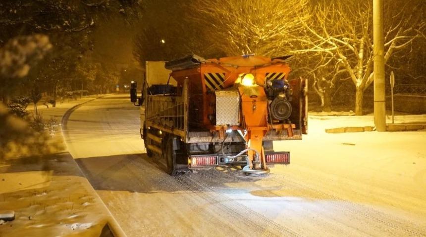 Ürgüp Belediyesi, kar küreme ve tuzlama çalışmalarını sürdürüyor