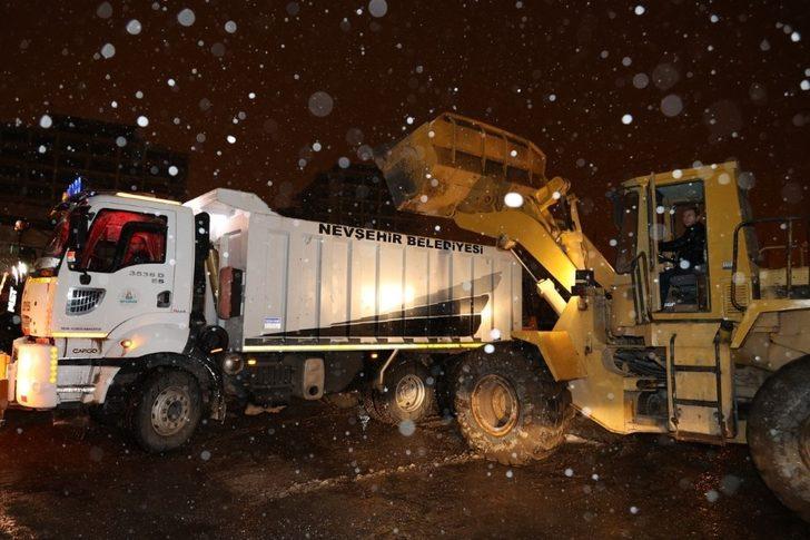 Nevşehir Belediyesi ekipleri kar mesaisini sürdürüyor G3