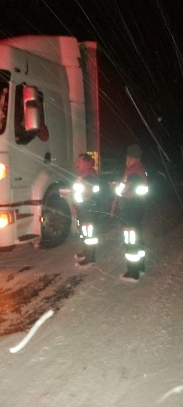 Kızıldağ Geçidi’nde mahsur kalan sürücülere yiyecek ve içecek yardımı