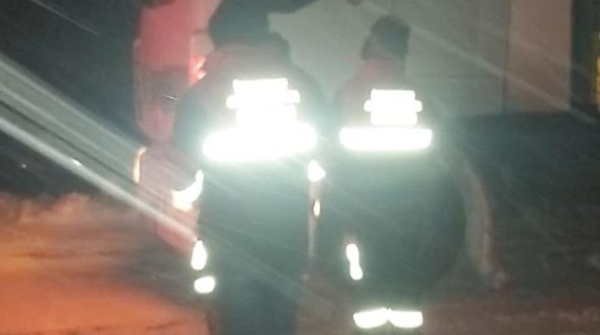 Kızıldağ Ge&ccedil;idi&rsquo;nde mahsur kalan s&uuml;r&uuml;c&uuml;lere yiyecek ve i&ccedil;ecek yardımı
