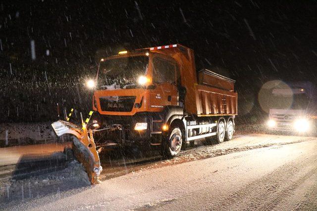 Bayburt ve Erzincan’ın yüksek kesimlerinde kar yağışı nedeniyle ulaşım güçlükle sağlanıyor