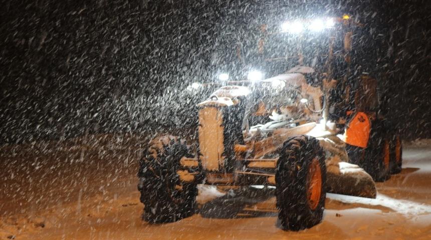 Bayburt ve Erzincan’ın yüksek kesimlerinde kar yağışı nedeniyle ulaşım güçlükle sağlanıyor