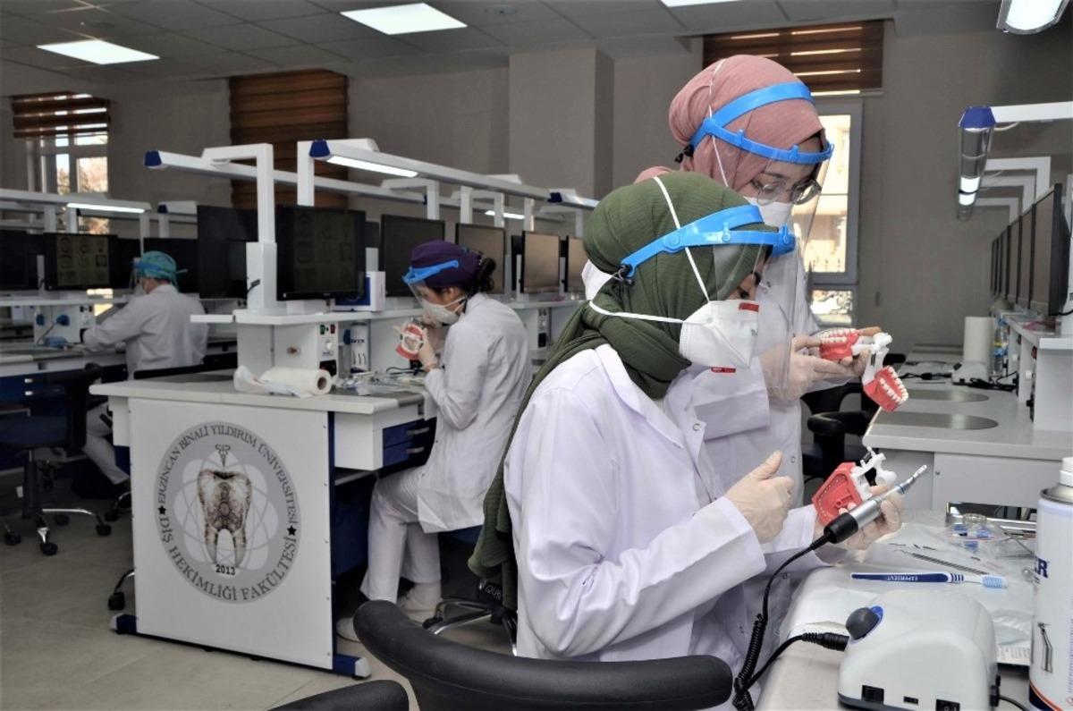 Diş Hekimliği Fak&uuml;ltesinde y&uuml;z y&uuml;ze pratik eğitim s&uuml;reci başladı