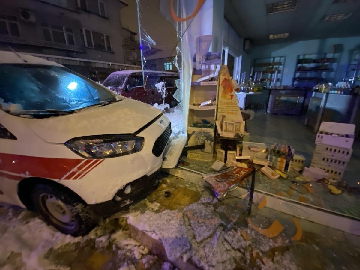 Buz pistine d&ouml;nen caddede kayan hafif ticari ara&ccedil;, kolonya d&uuml;kkanına girdi