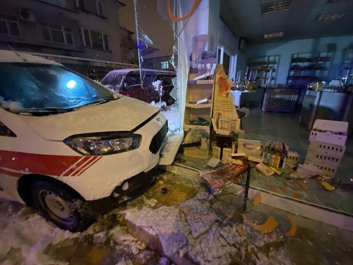 Buz pistine dönen caddede kayan hafif ticari araç, kolonya dükkanına girdi G1