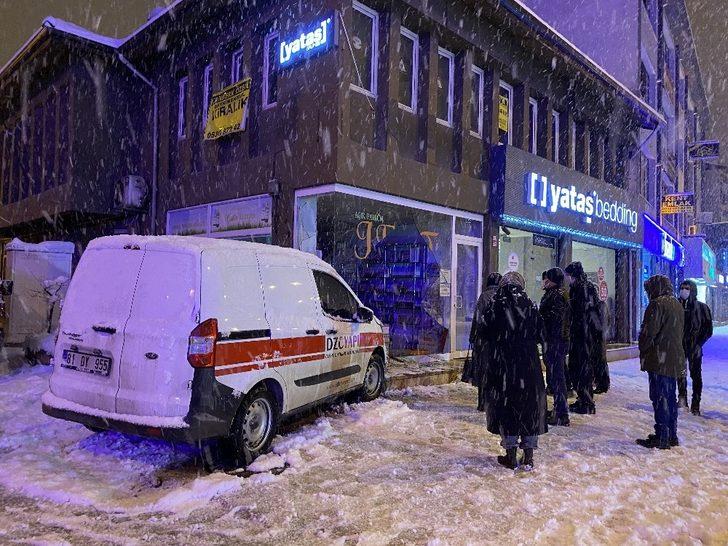 Buz pistine dönen caddede kayan hafif ticari araç, kolonya dükkanına girdi G2