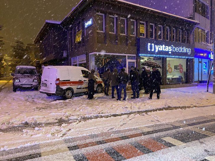 Buz pistine dönen caddede kayan hafif ticari araç, kolonya dükkanına girdi G3