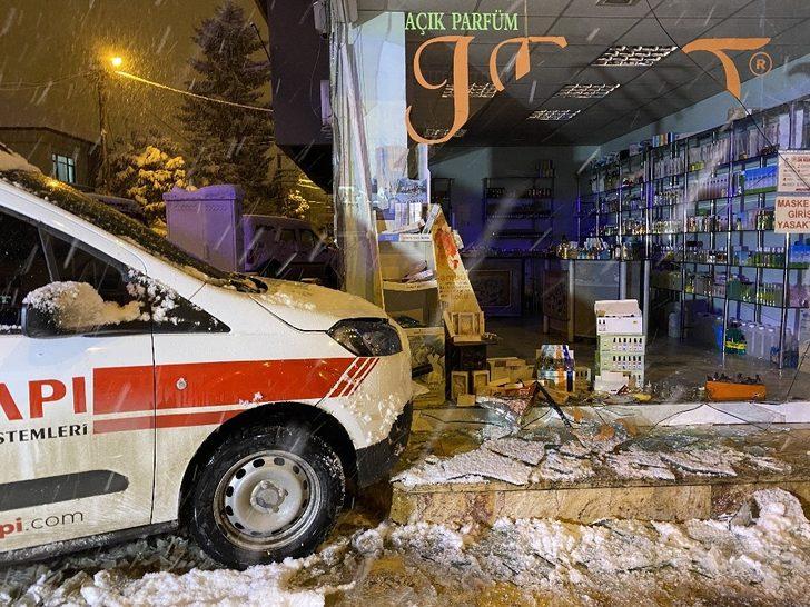 Buz pistine dönen caddede kayan hafif ticari araç, kolonya dükkanına girdi G4