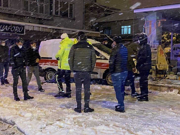 Buz pistine dönen caddede kayan hafif ticari araç, kolonya dükkanına girdi G5