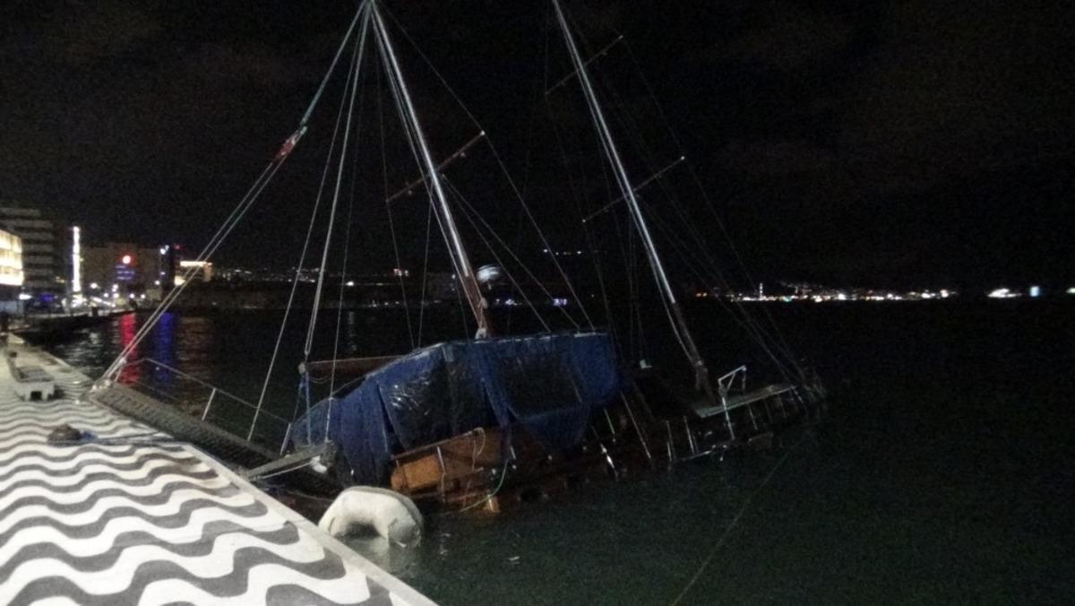 İzmir&rsquo;de fırtına nedeniyle, tekne yan yattı