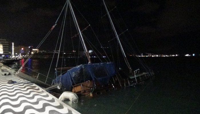 İzmir’de fırtına nedeniyle tekne yan yattı