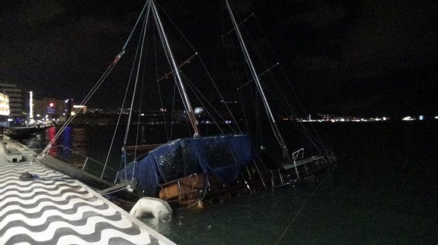 İzmir’de fırtına nedeniyle tekne yan yattı