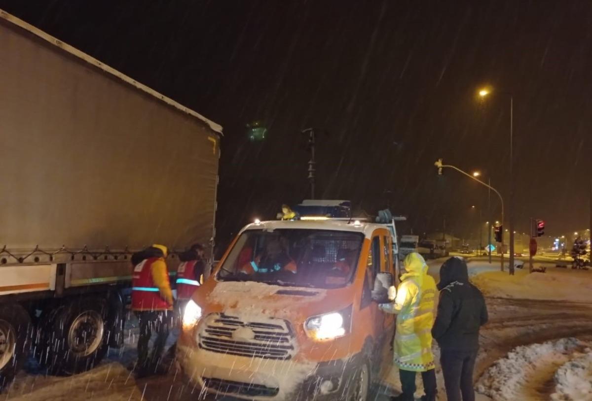 Kızılay&rsquo;dan yolda kalanlara sıcak ikram