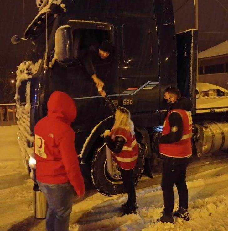 Kızılay’dan yolda kalanlara sıcak ikram G2