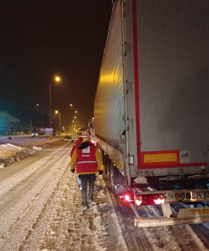 Kızılay’dan yolda kalanlara sıcak ikram G3