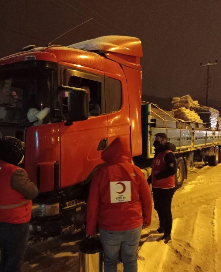 Kızılay’dan yolda kalanlara sıcak ikram G5