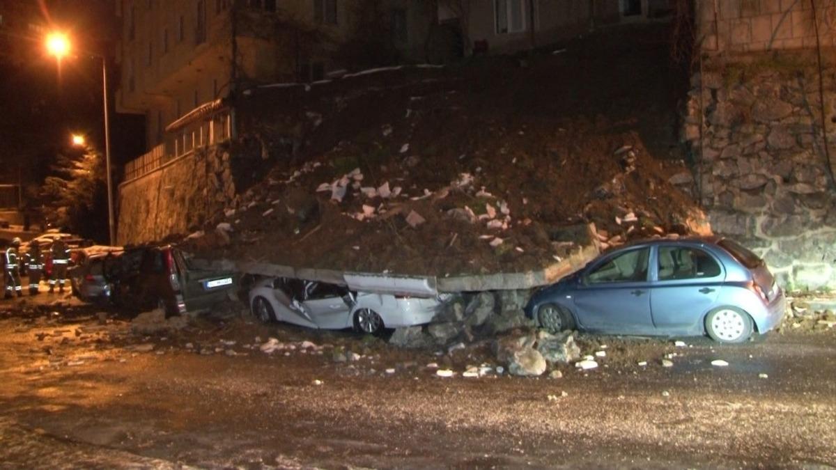 Kağıthane&rsquo;de istinat duvarı &ccedil;&ouml;kt&uuml;, 4 ara&ccedil; enkaz altında kaldı