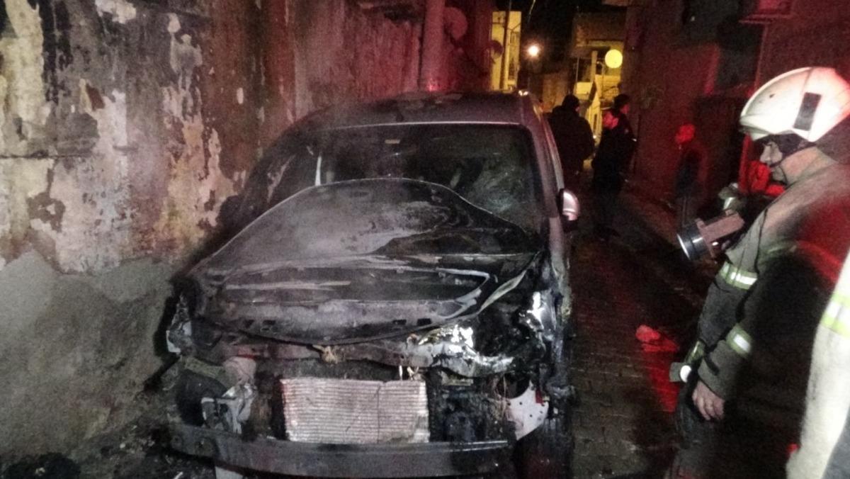 İzmir&rsquo;de yangın paniği: 2 otomobil ve 1 iş yeri yandı