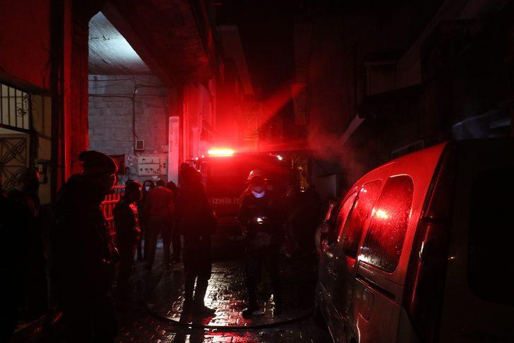 İzmir'de çıkan yangında 2 araç ve 1 iş yerinde hasar oluştu G2